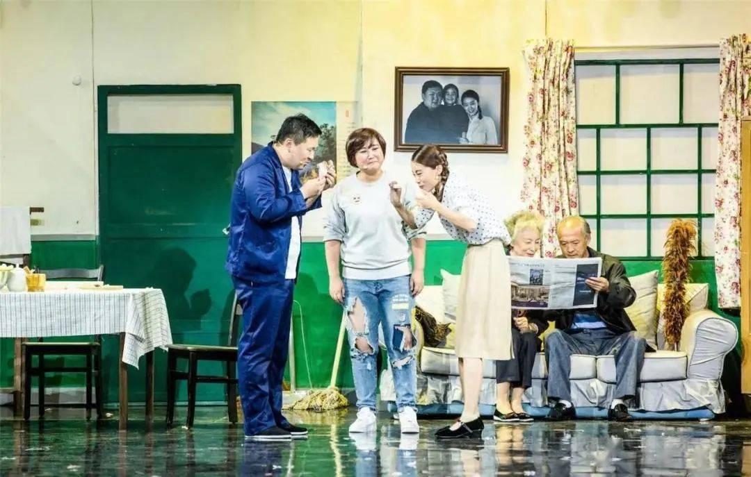 笑中带泪2016年9月,贾玲就曾携陈赫,张小斐等人将小品《你好,李焕英》