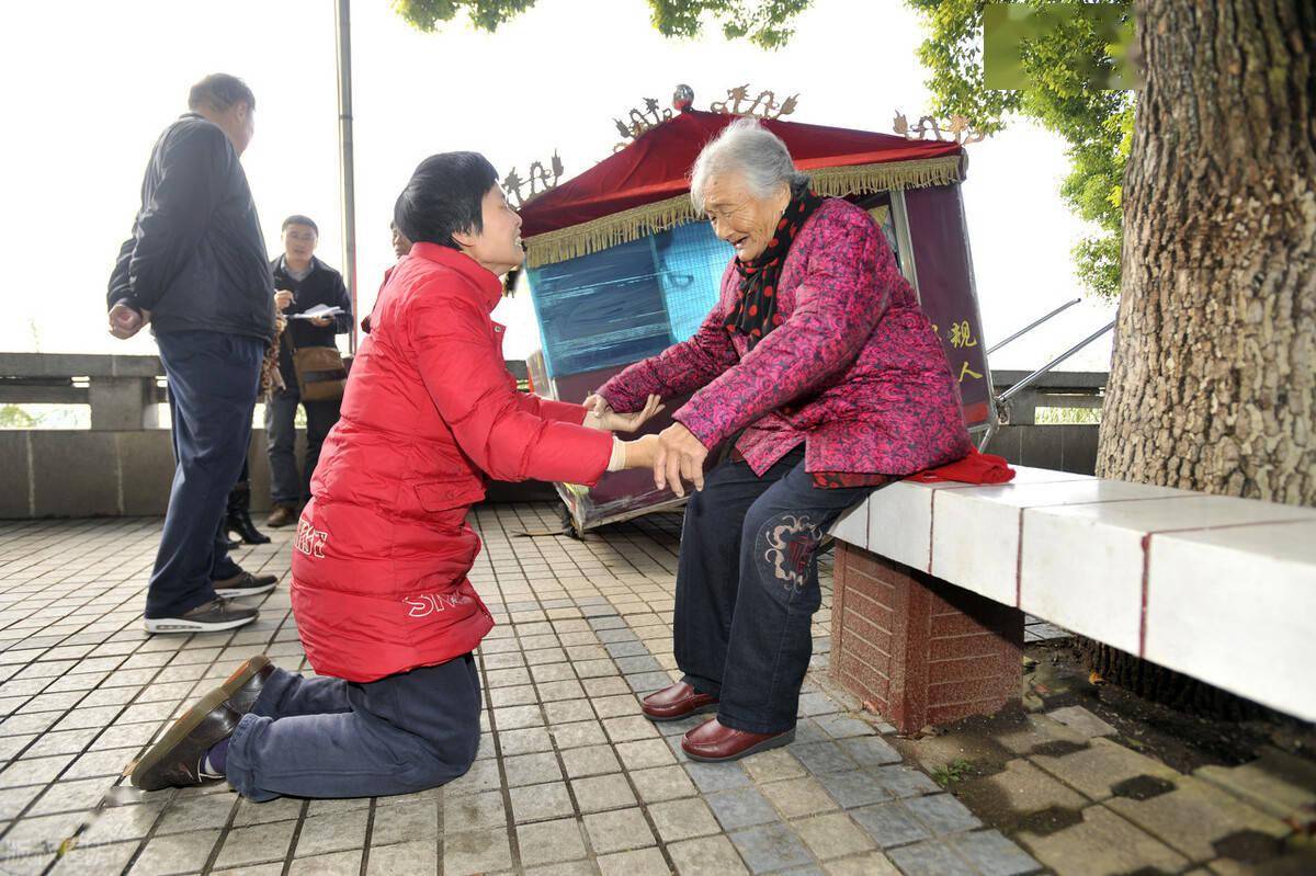 山東人給長輩拜年磕頭不能算陋習但伸手要紅包算不算陋習呢