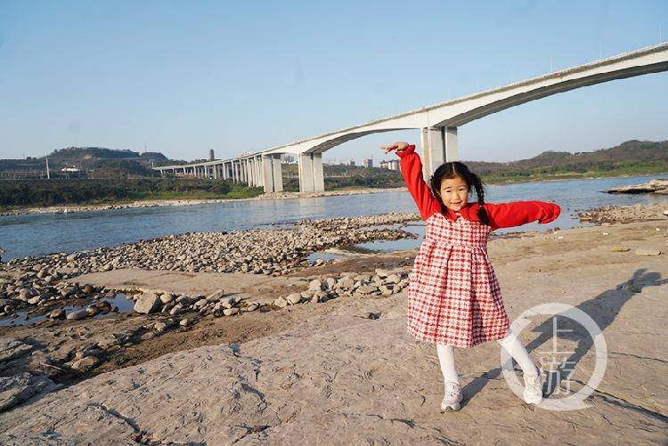 晒太阳、逛河滩……春天的长江边成市民游玩打卡地