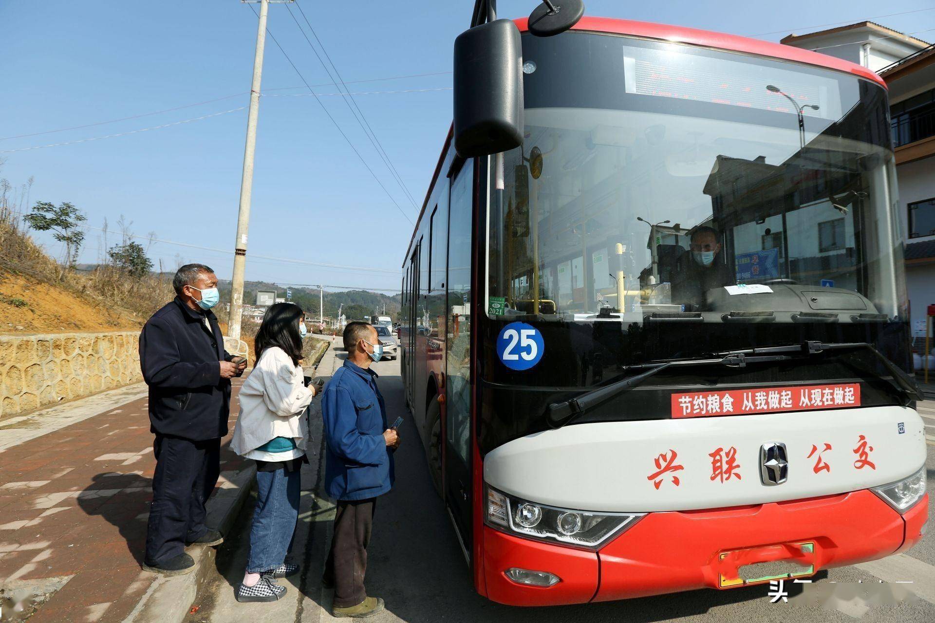 人大代表提议"公交进村",让农民花3元进城_农村