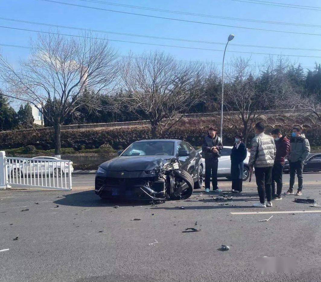 惊险青岛街头兰博基尼撞飞护栏
