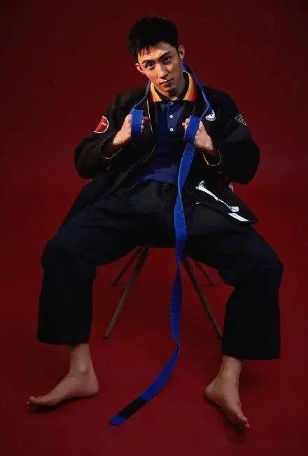 酷爱柔道的他硬是把爱好变成专业,参加过不少公开赛,还获得过上海巴西