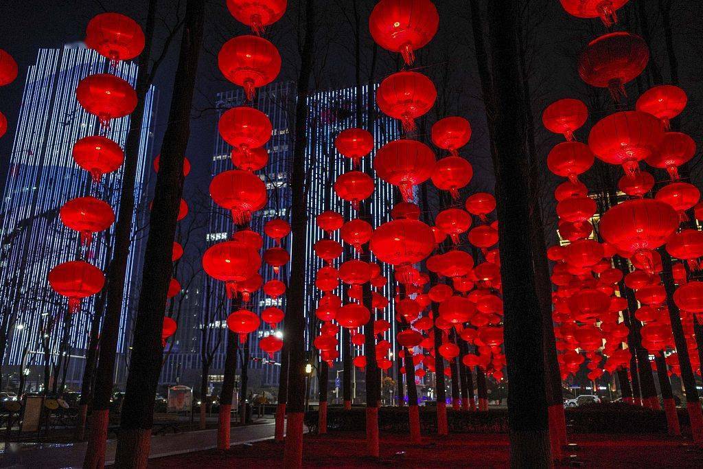 山东青岛：五百只大红灯笼点亮唐岛湾夜景