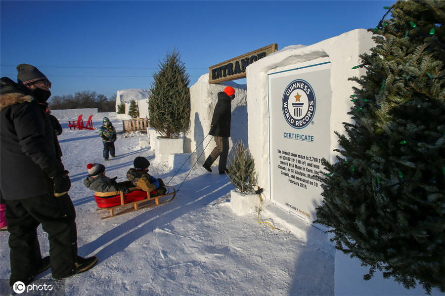 游客在加拿大冰雪迷宫探险