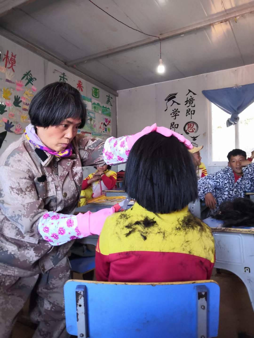 最美退役军人谢彬蓉扎根大凉山支教把孩子拉回课堂送出大山