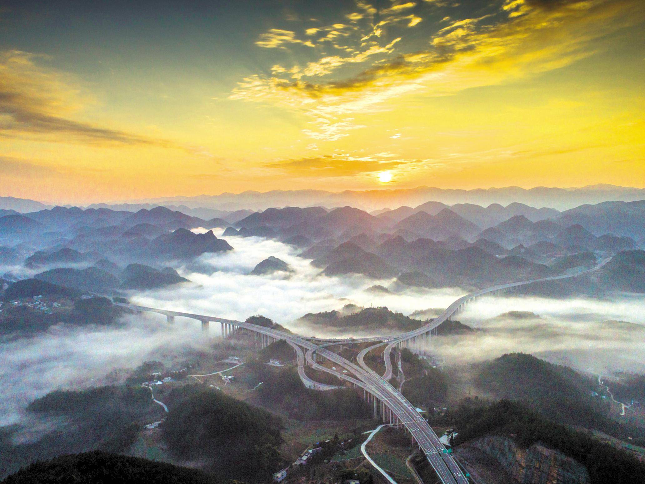 恩施大山深处 高速穿云破雾