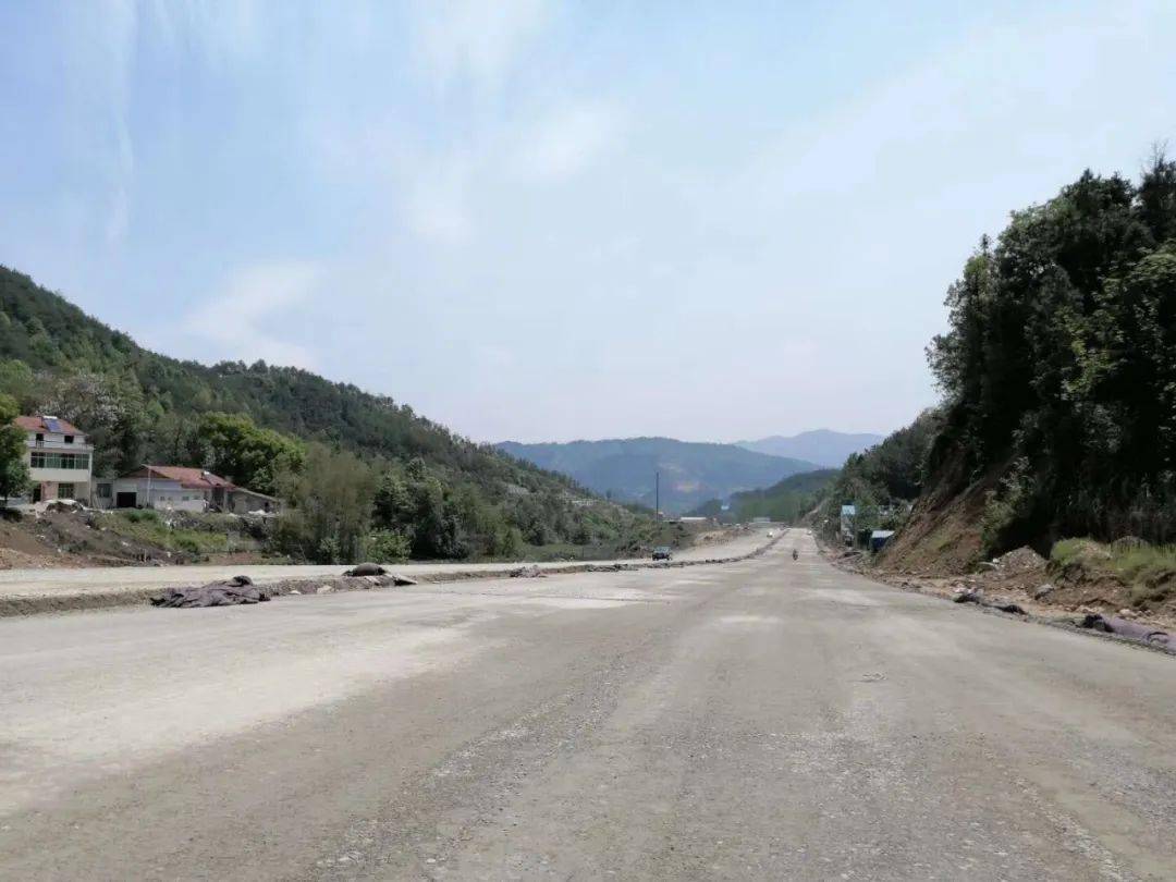 过石公路是我县打通东,西二河连通小白线,中大线的重要线路是一条民心