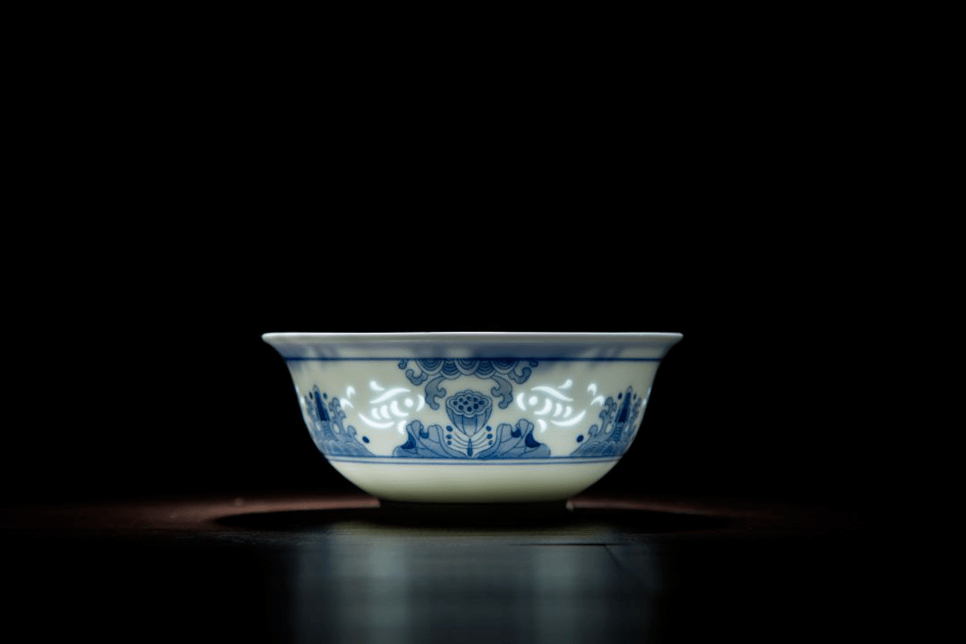 我的家乡是江西省景德镇市,由"昌南--china"而得名,素有"瓷都"之称.