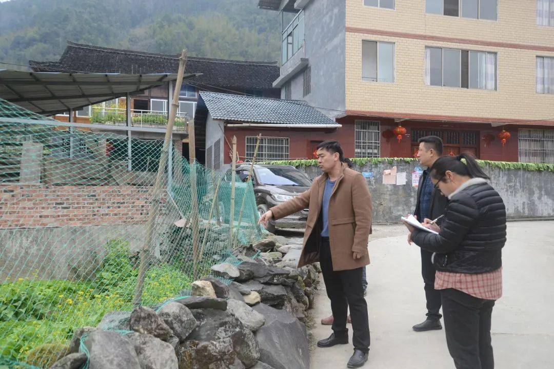 自治县副县长龙宪智,副县长,龙胜镇党委书记蒋文明到平野村召开座谈会