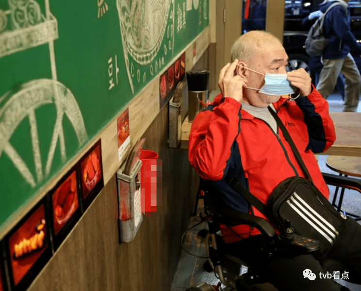 不怕死但怕死的痛苦!64岁香港知名歌手张伟文罕露面,病痛缠身记忆力变差真老了_生活