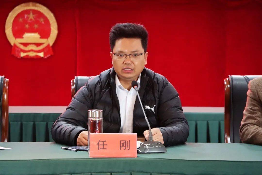 镇长任刚主持会议并强调三点要求:统一思想,凝聚推动发展强大合力.