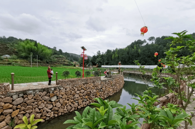 "坝头村驻村第一书记郭梅峰掏出手机,划了几下屏幕,溪流整治前后的