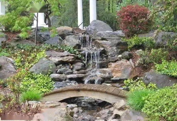 潺潺的流水,拱形的木桥,草木与山石相间,把大自然搬回自家庭院.