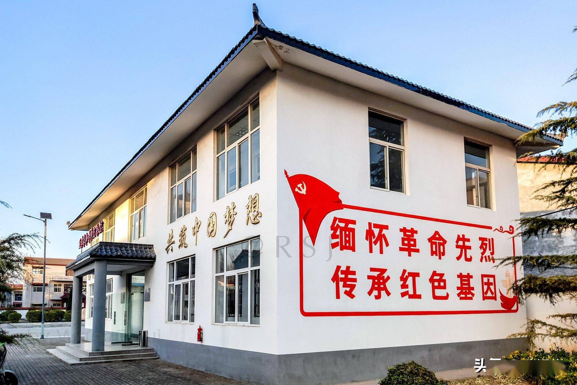 河南新乡:航拍延津县烈士陵园,人们自发为英烈敬献鲜花