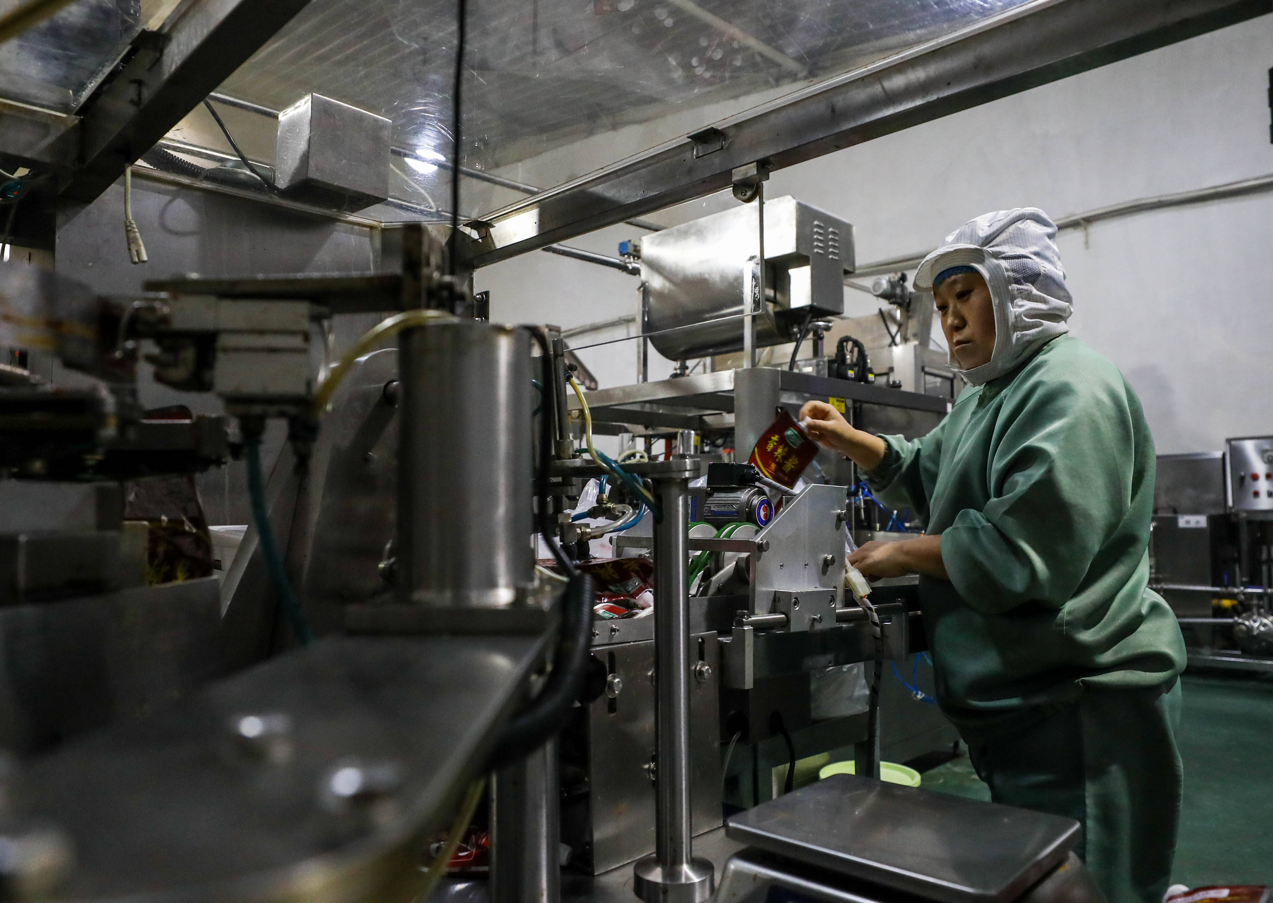 2月21日,华润雪花啤酒(兴安)有限公司的工人在洗瓶机上作业.