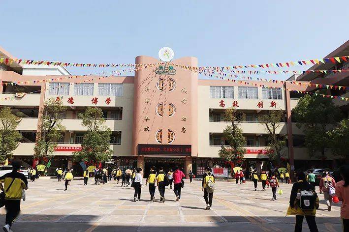 罗定各中小学校错峰有序开学学子开心迎接新学期