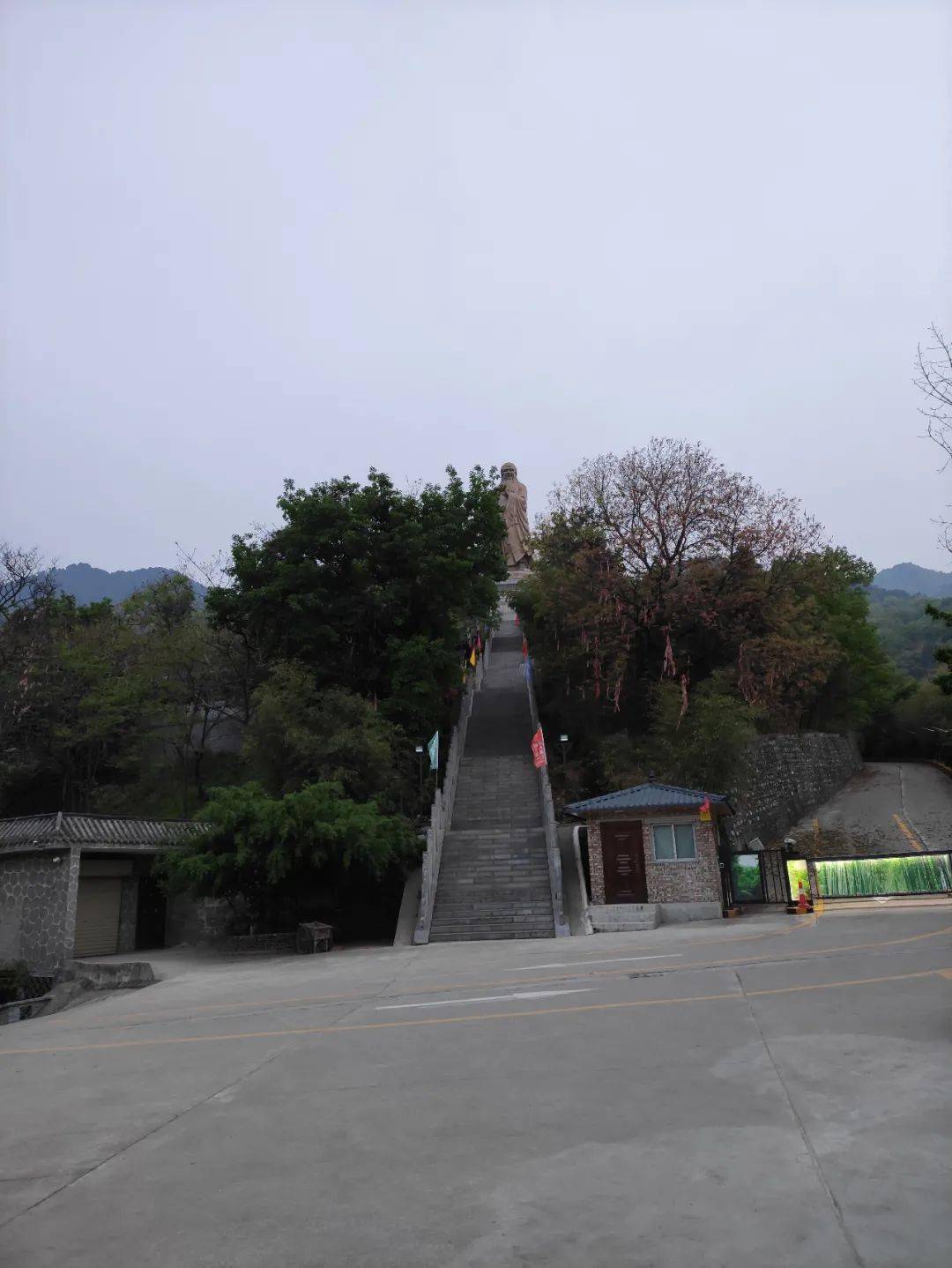 登炼丹峰的过程乐趣无穷沿着一级级台阶向上攀登呼吸富含负氧离子的