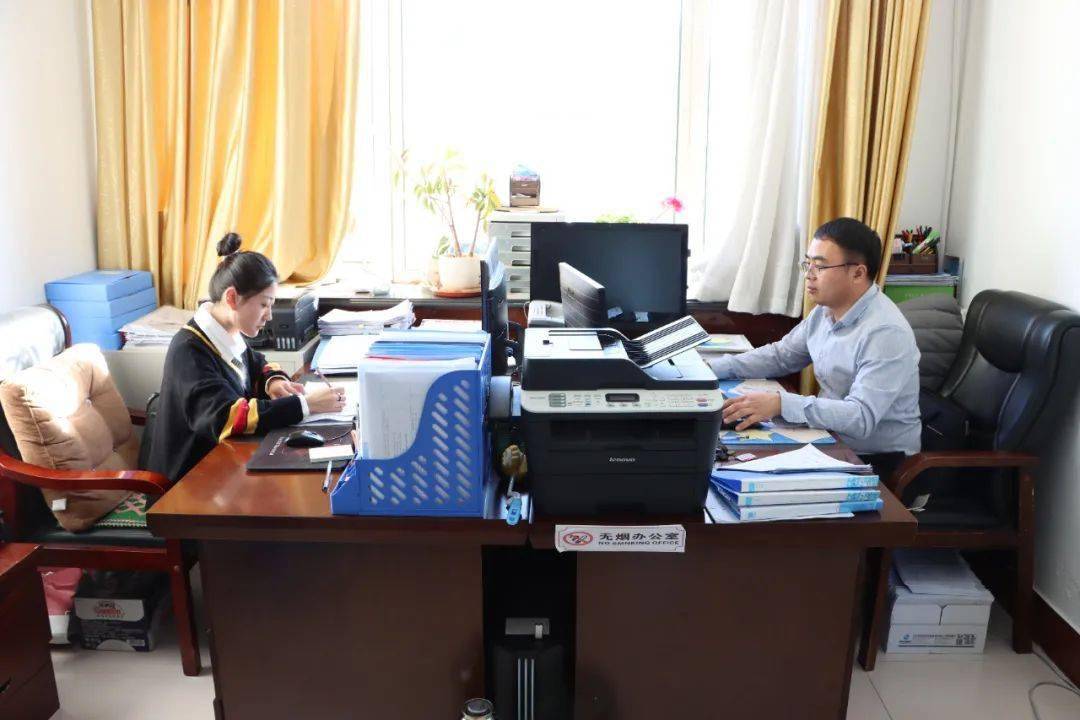 办公室县纪委监委干部投入工作的繁忙景象!
