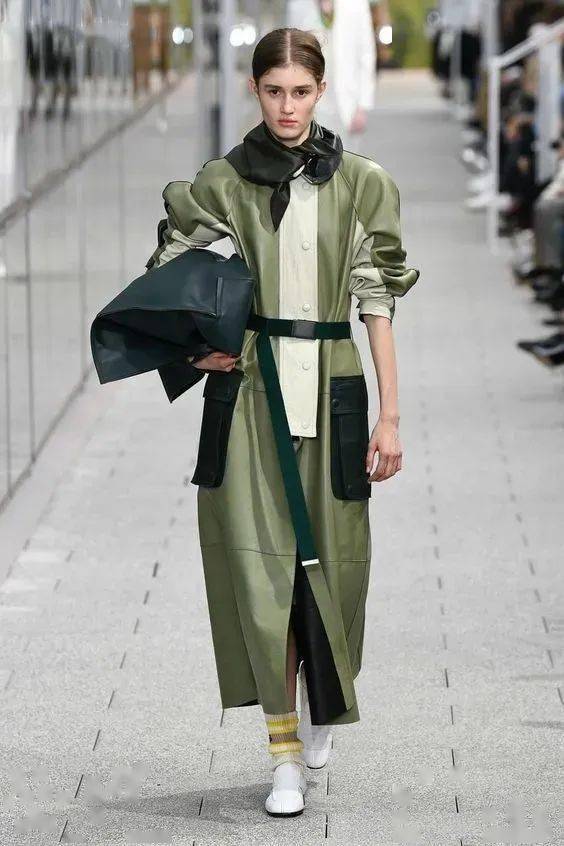 怎么选择一件好的风衣 9b12af012f8444168aaa7bf32c61186a.jpeg