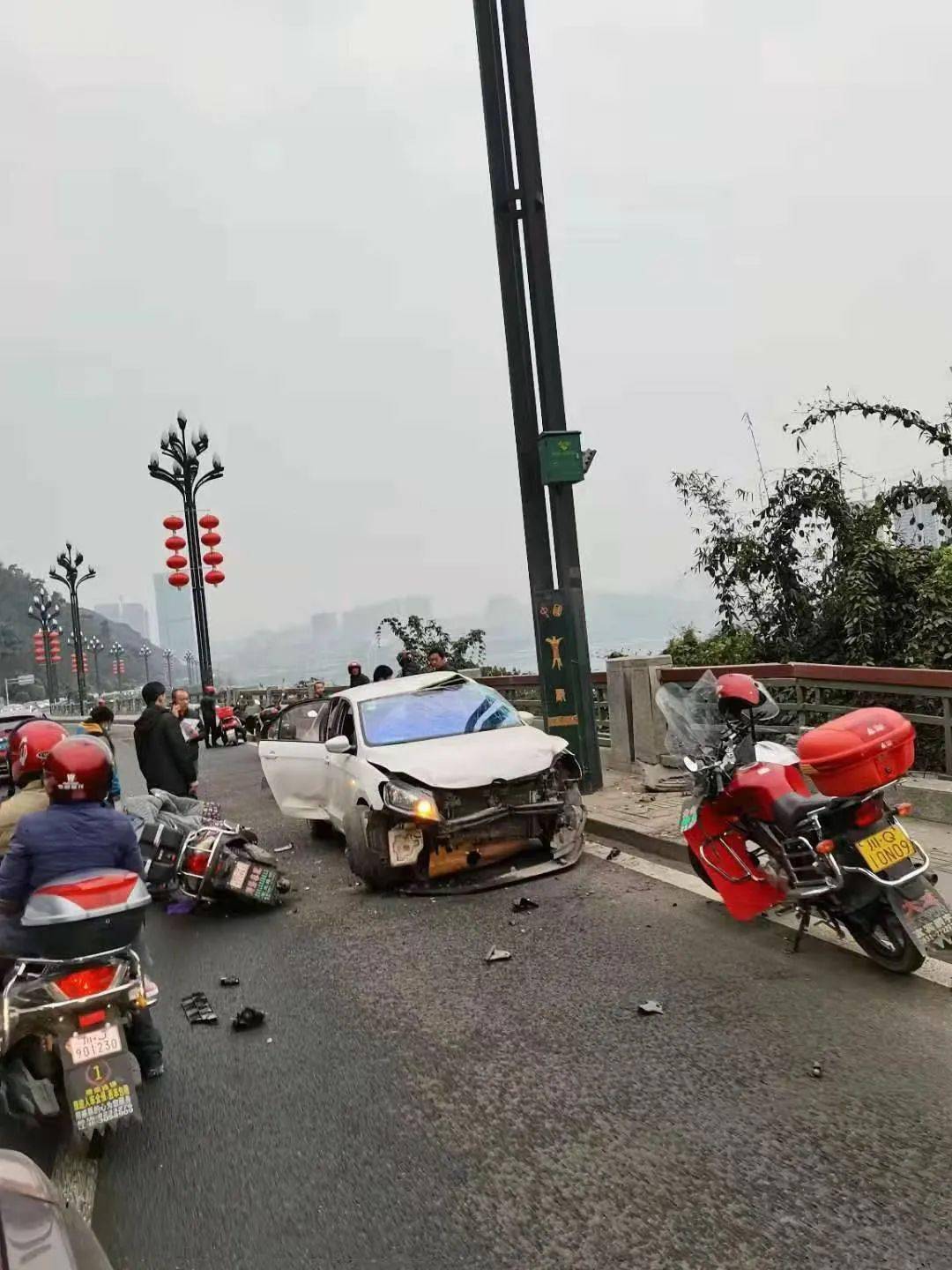 突发宜宾今早发生2起车祸安全气囊弹出有人当场倒地