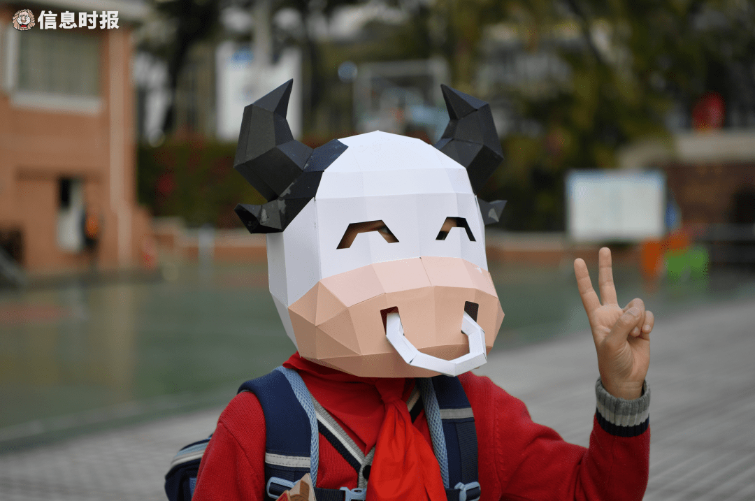 正儿八经的"牛头"来啦新学期到,"福"也到可爱的毛绒玩具顶在头上使用