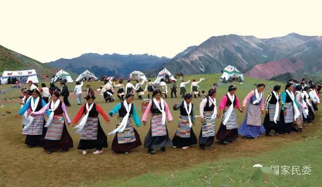 别致的"堆谐",沉稳的"朗玛",欢快的"踢踏舞",使无数人倾倒;牦牛舞