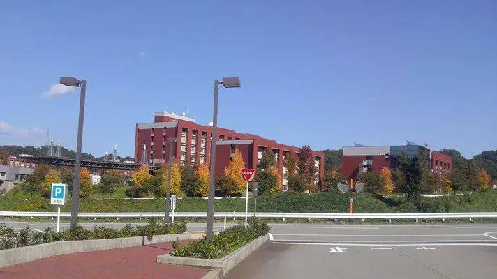 金泽大学是一所日本的研究型综合国立大学,坐落在石川县金泽市