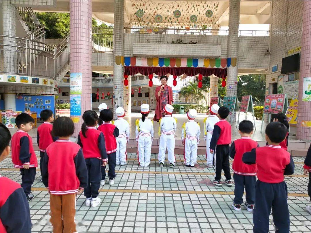 溪头幼儿园开学仪式海月学校手拉手开开心心去上学"三好学生"收到老师