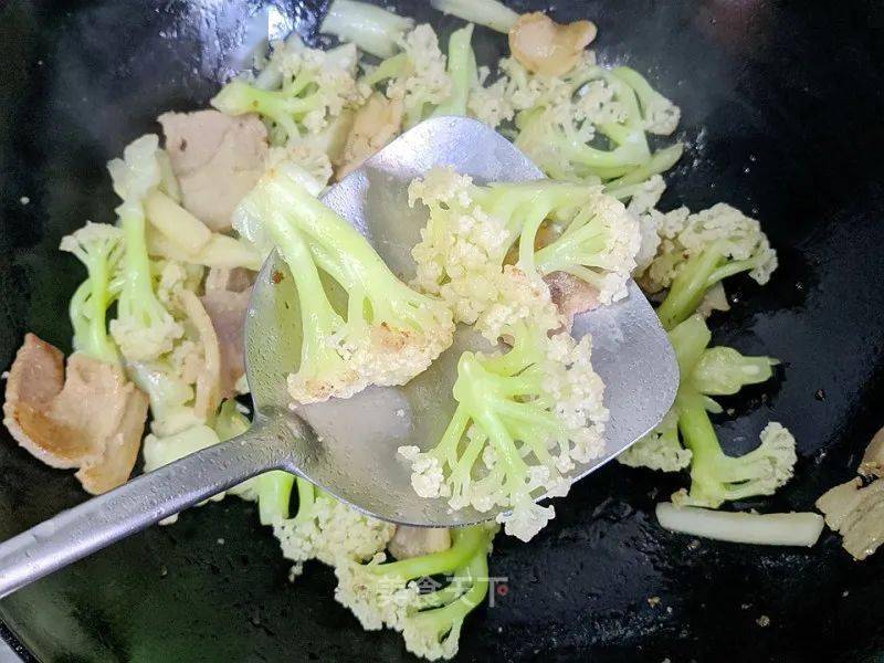 干锅花菜五花肉简单做法 1e4de04cdf39476b91cb695c3c2a0d28.jpeg