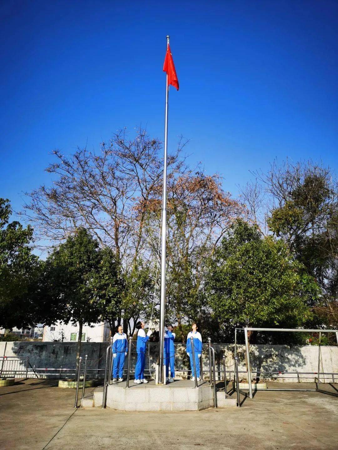 坭陂中学全校师生在学校操场举行隆重的开学典礼