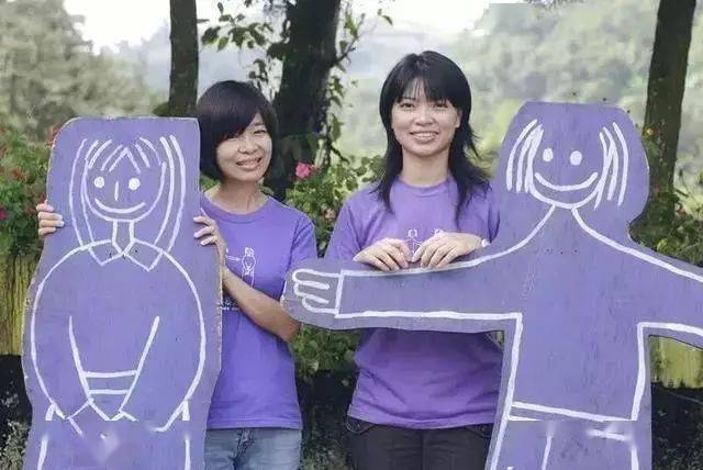 2个女孩30岁出走小山村，造了超美的薰衣草森林，每年竟收入6亿，神作！