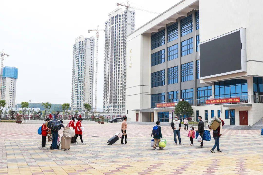 春暖花开时我们开学啦记柳州铁一中学初中部柳州崇远中学开学第一课