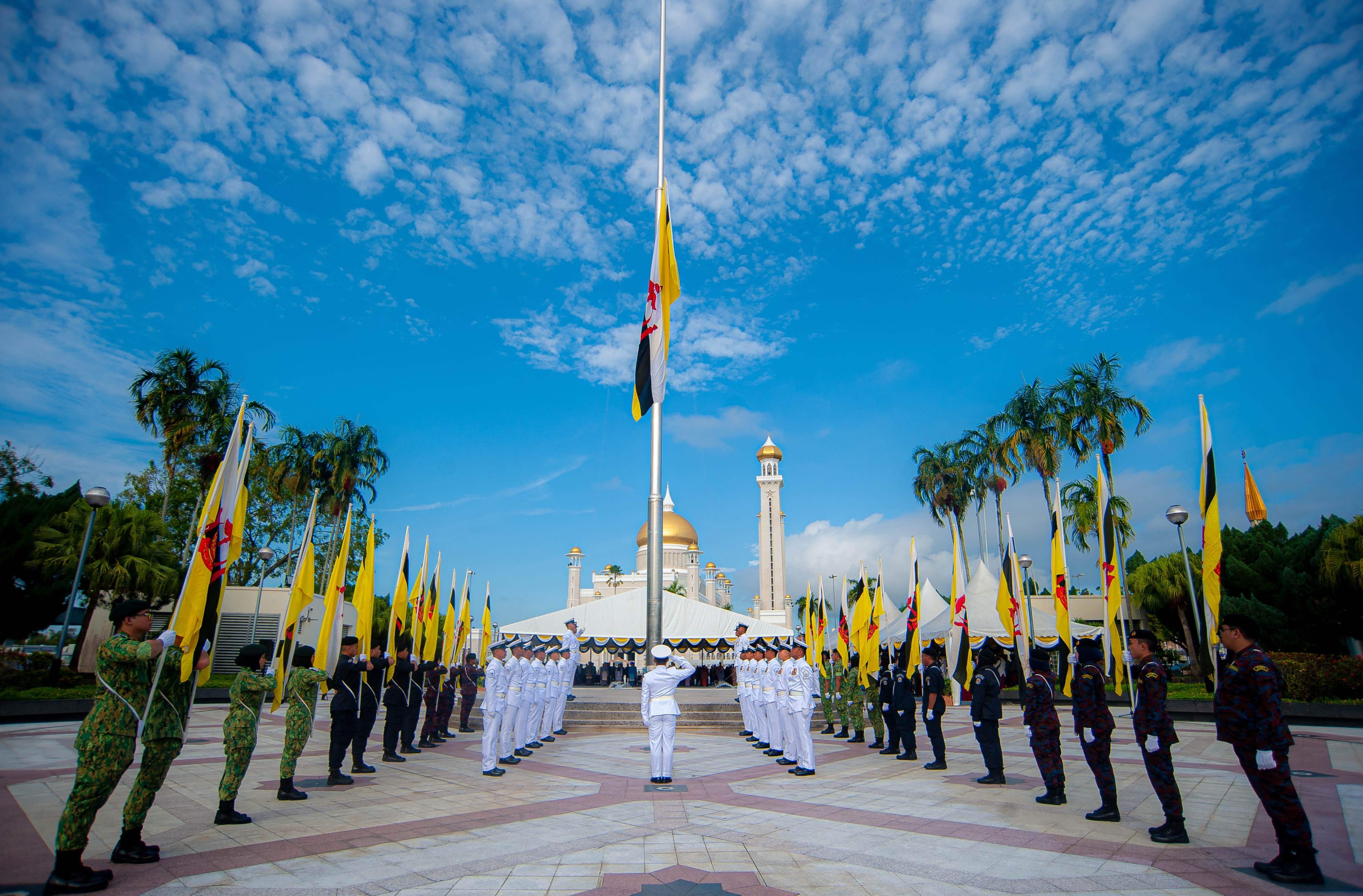 文莱举行37周年国庆庆典 文莱苏丹哈桑纳尔出席庆典活动_徐荃