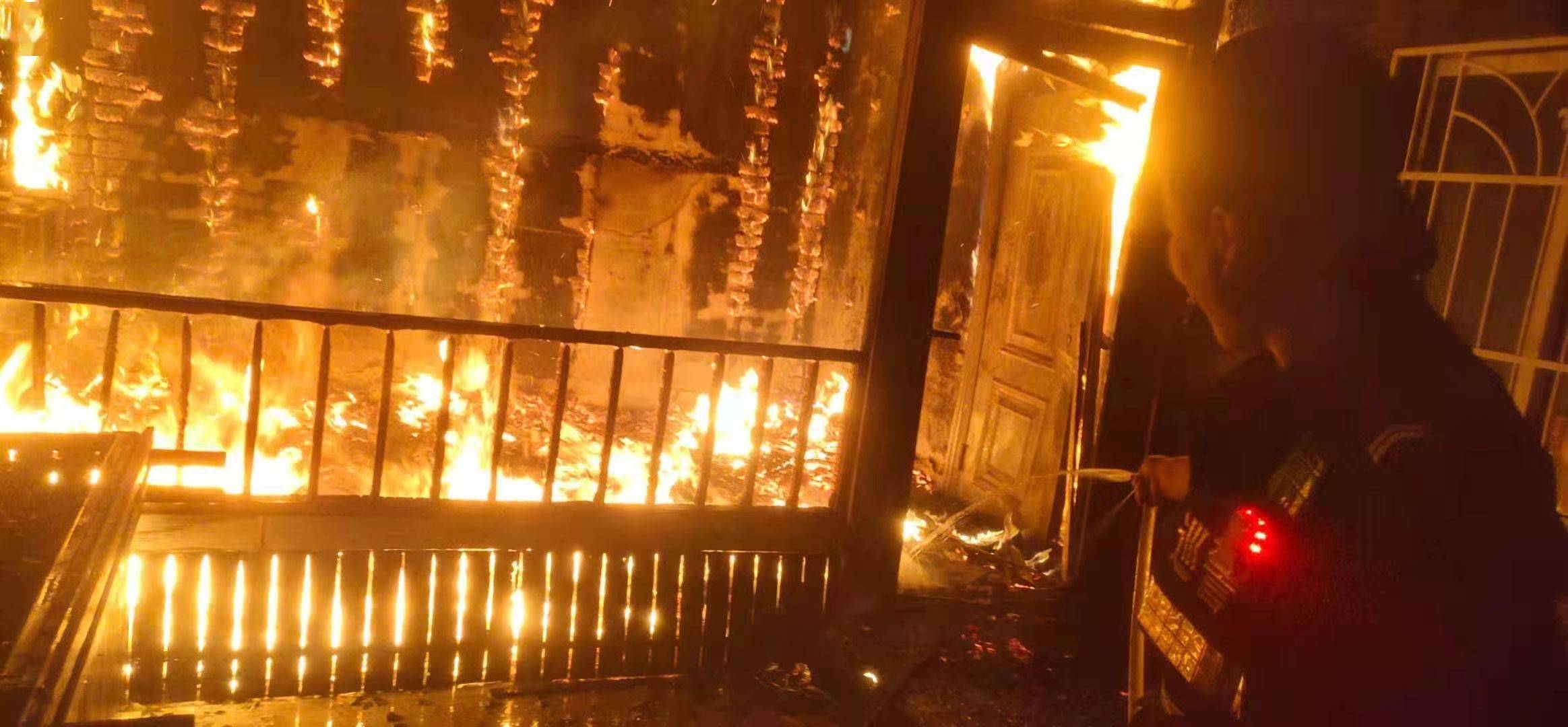 陕西临潼住户点灯笼阳台失火幸亏巡逻民警及时发现