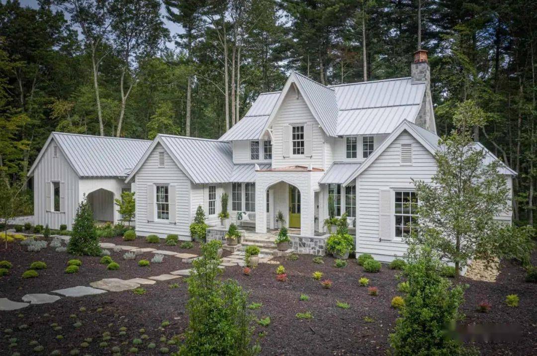 隐居山里林间迷人的现代农舍