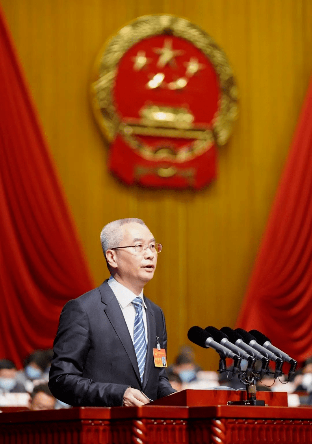 市委副书记,市长吴晓东代表市人民政府向大会作政府工作报告.