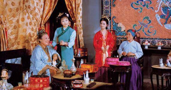 《红楼梦》里多次写到行酒令,其中,第四十回里的"金鸳鸯三宣牙牌令"让