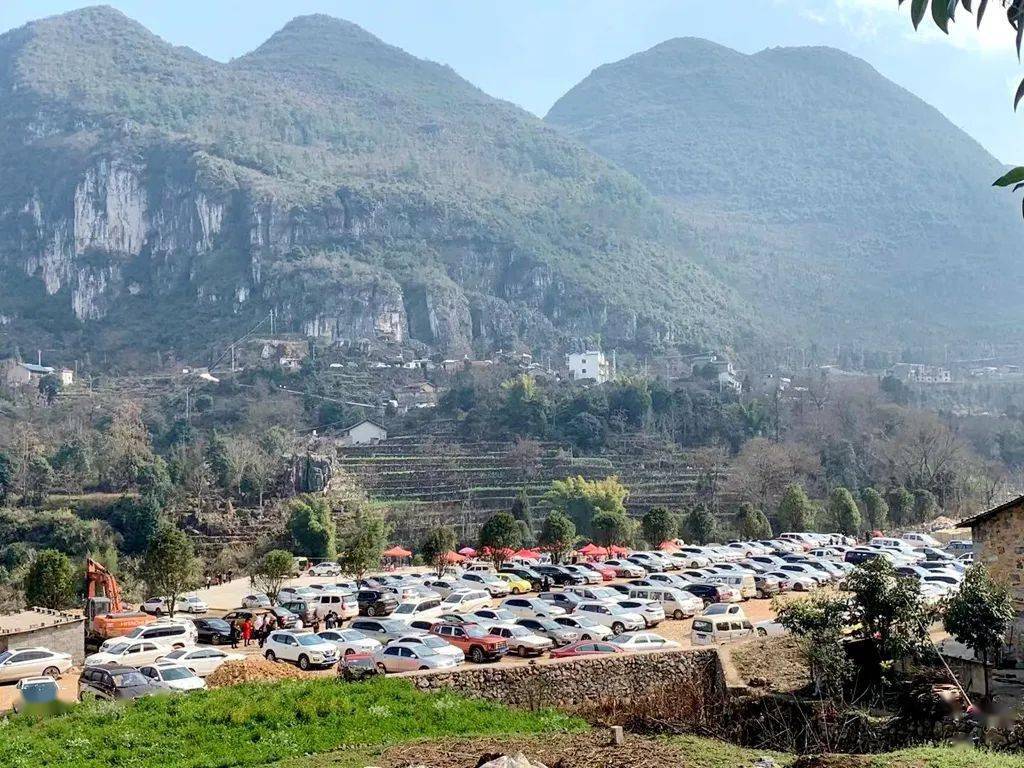 春节期间宣威普立乡尼珠河景区游人如织