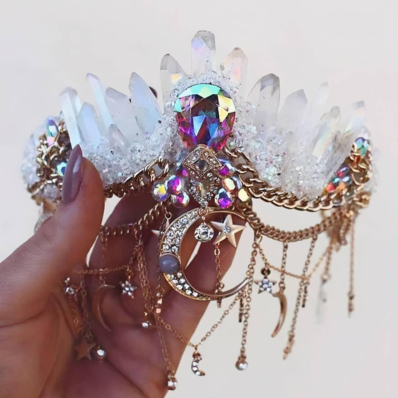 制作每一个贝壳王冠时,她都会根据顾客的特点,选择不同的装饰.