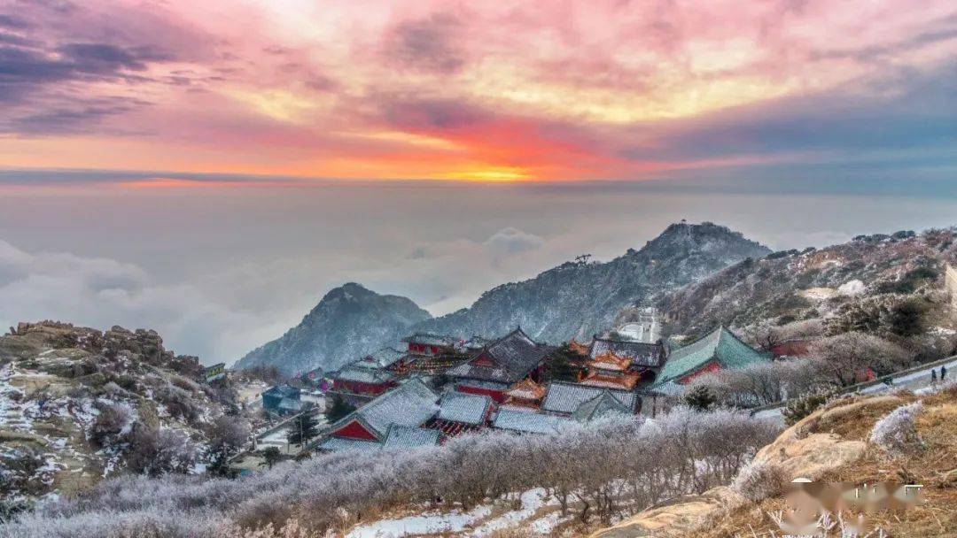 寒堆泰岳千层雪清绕方山十里松