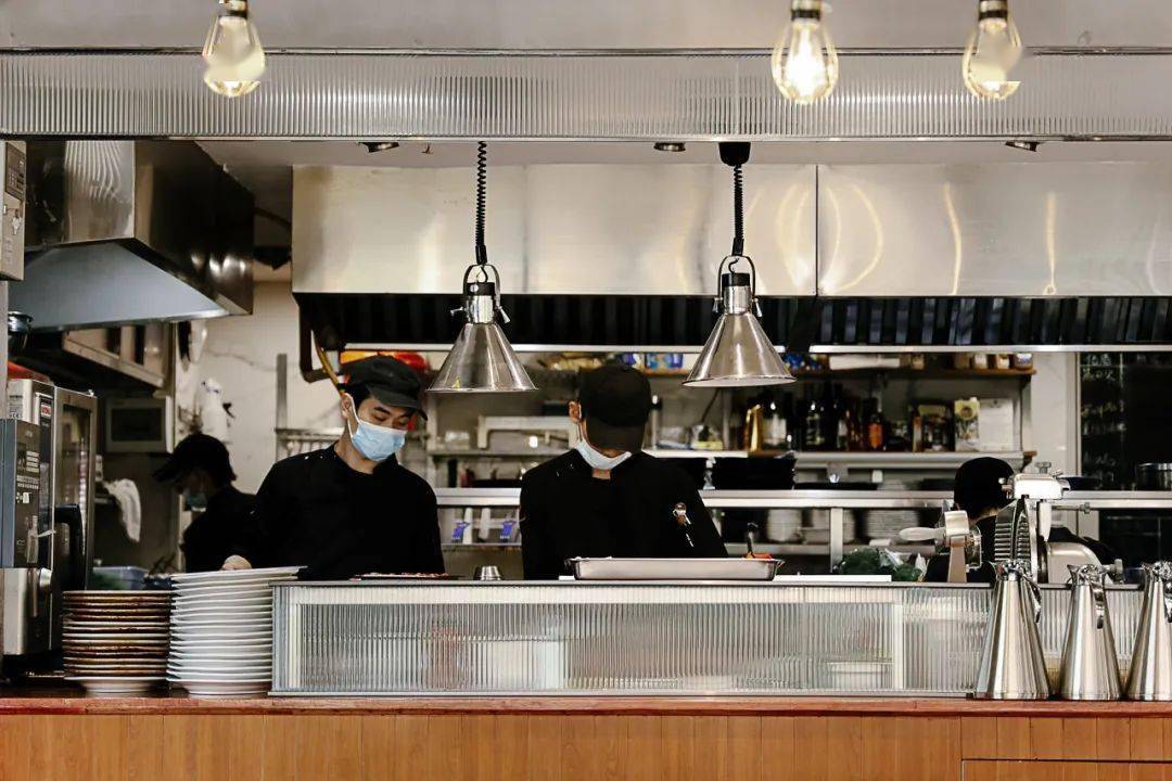 藏在巷里的鱼子酱西餐厅老板希望客人穿拖鞋来