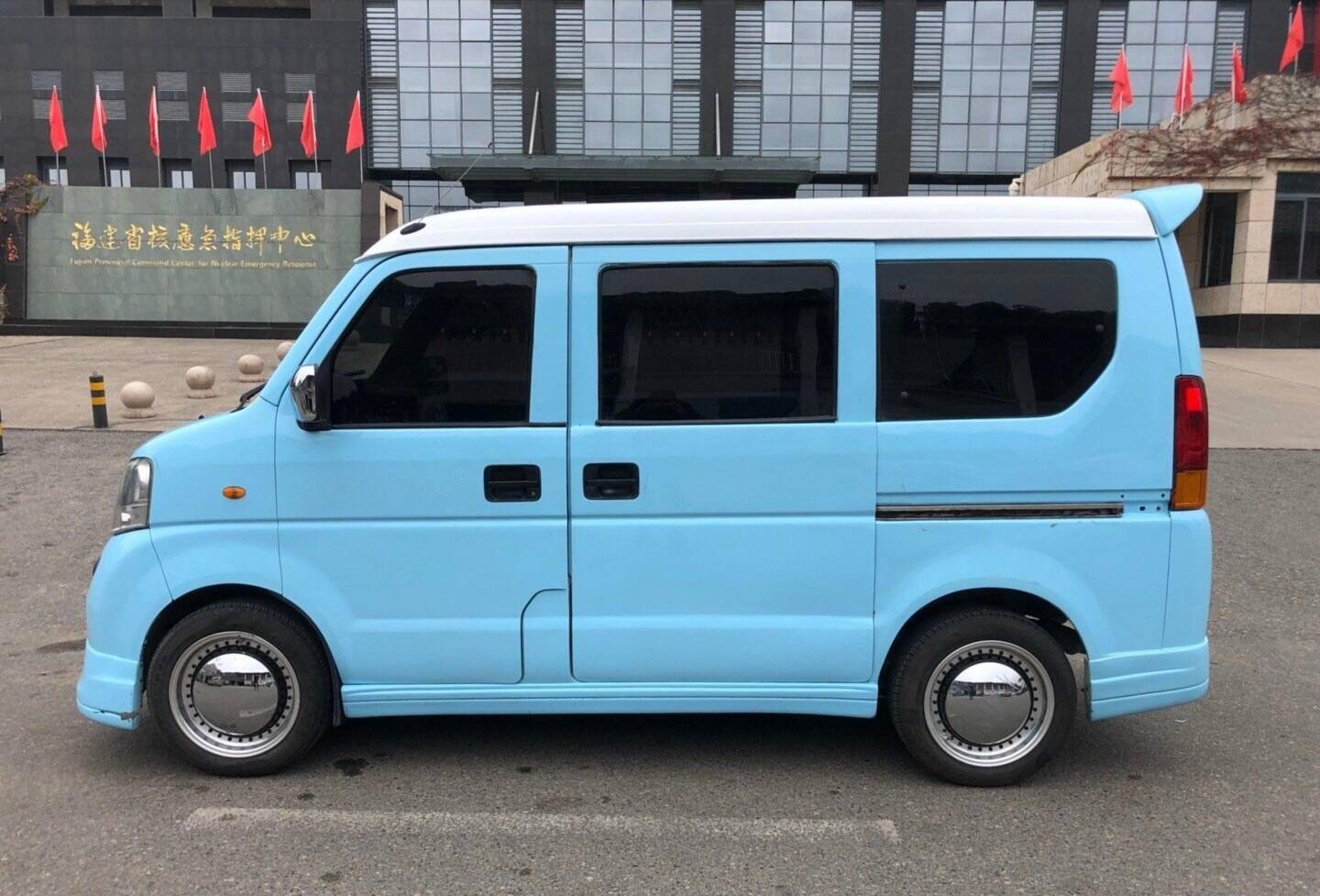 造型最靓铃木浪迪双色车身14动力空间与五菱宏光看齐