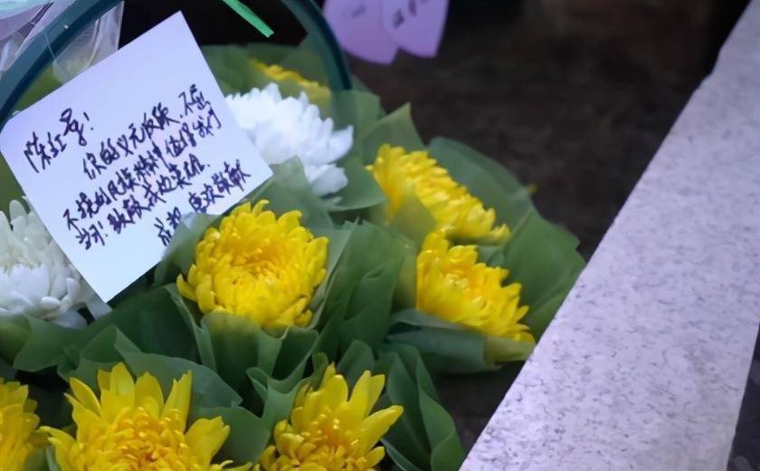 忍不住又哭了……网友们看到一束束送往兰州市烈士陵园的鲜花图片既