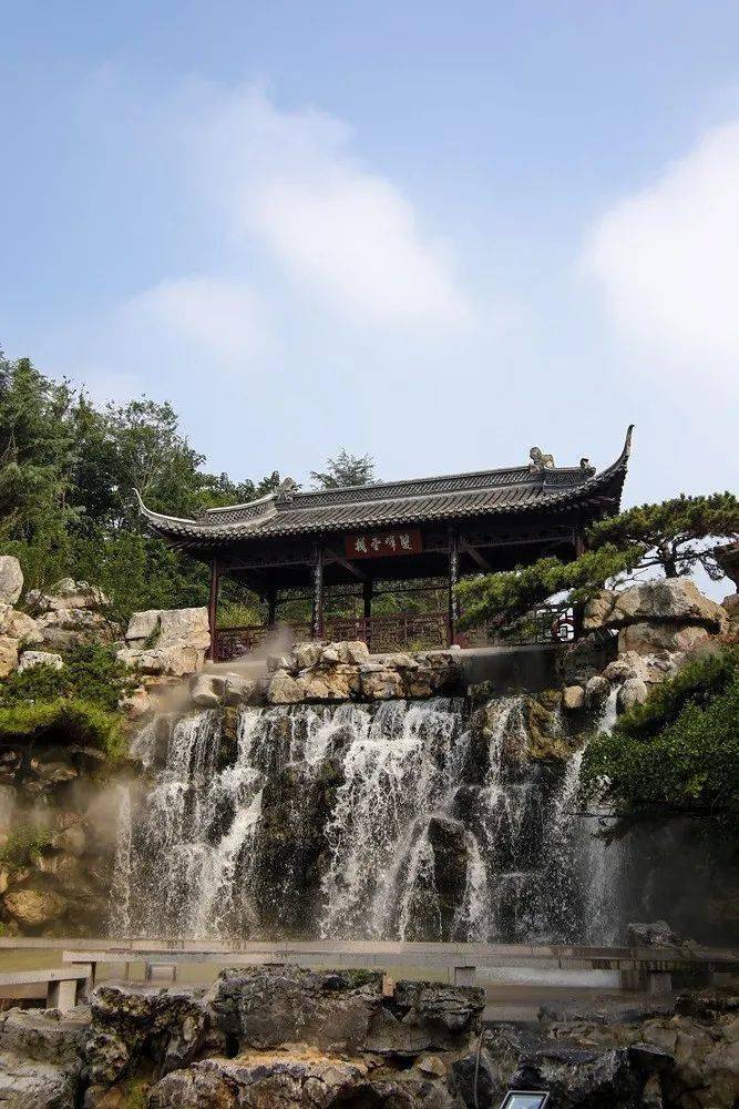 风景优美,尤其是"卷石洞天",是清代扬州二十四景之以精巧的叠石取胜