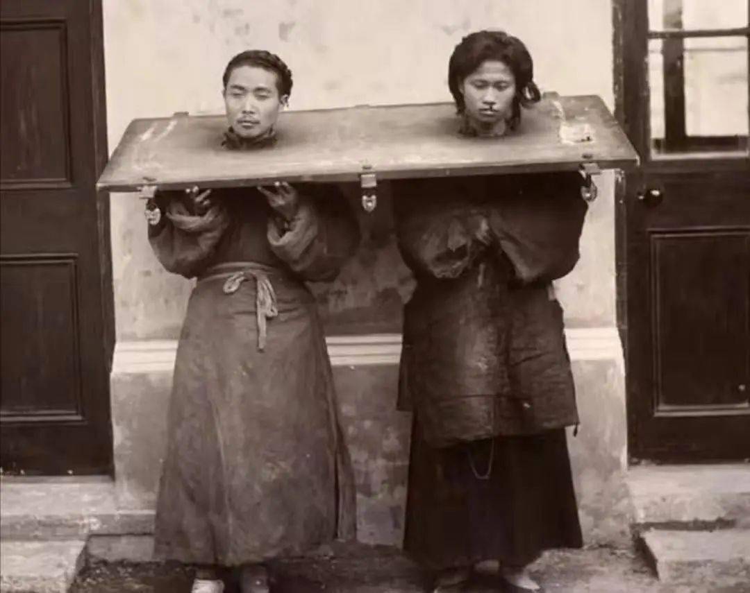 犯人被五花大绑摁在地上,没得挣扎,等待他的将是人头落地,尸首分离.