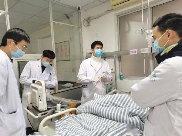 "2月8日,丁大爷及其家属将一面锦旗送到缙云县中医医院急诊科,再三