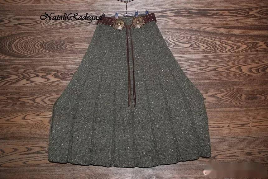 春秋冬三季可穿的毛线裙编织的很漂亮