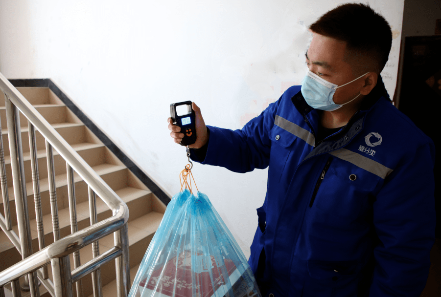 回收员称重垃圾▲回收员将垃圾装入车中▲ 爱分类小程序▲ 积分商城