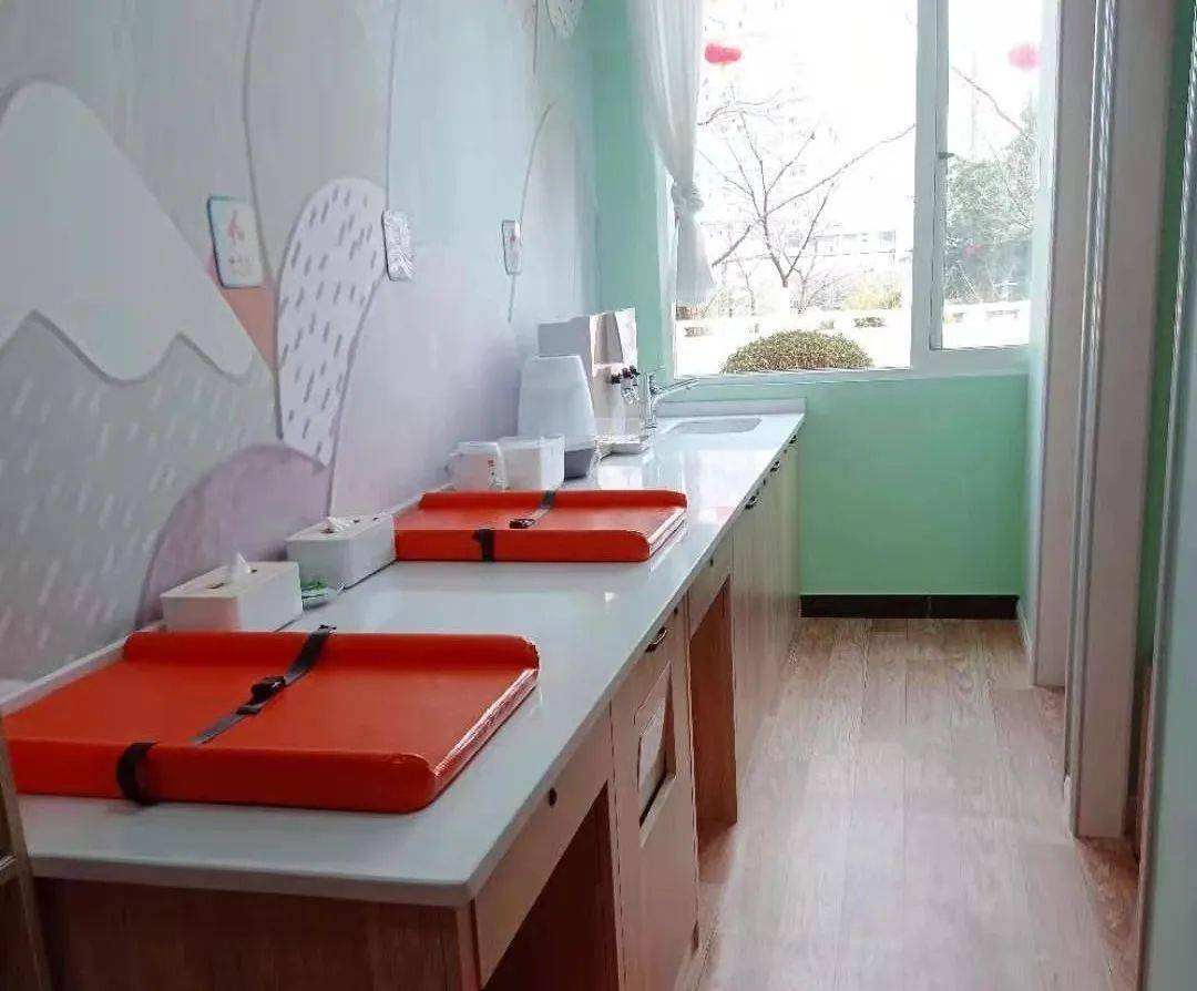 配备有储物柜,桌椅,摇篮,洗漱台等基础设施及各类母婴用品,并张贴母婴