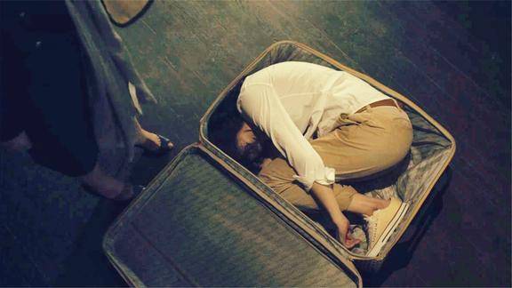 女孩遭到闺蜜的绑架失去了三个月的记忆一部悬疑电影